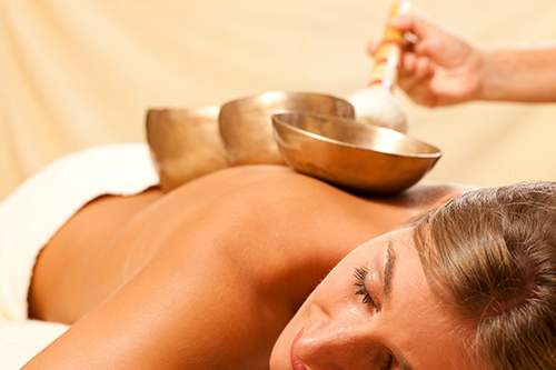 Frau bei Wellness und Klangschalentherapie