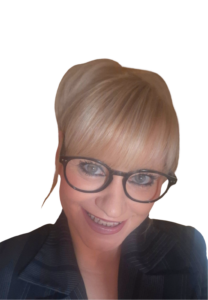 Frau mit blonden Haaren und schwarzer Brille lacht freundlich vor hellem Hintergrund